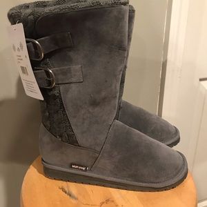 Women’s muk luk boots size 9